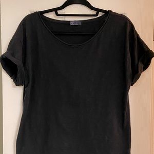 GAP Black T-shirt. Short sleeves that are rolled. Size Large. EUC.